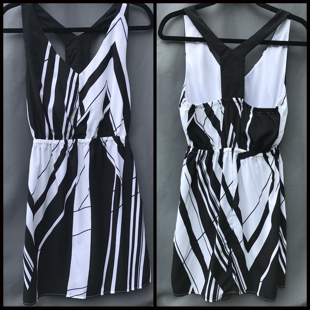 🖤 Love on a Hanger | Black & White Dress 🖤 - Picture 2 of 8